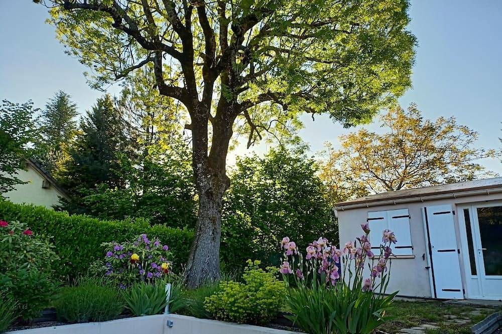 A l'ombre du frêne, maison avec jardin arboré. Idéal pour les amis de la nature. in Lacombe, Région de Carcassonne