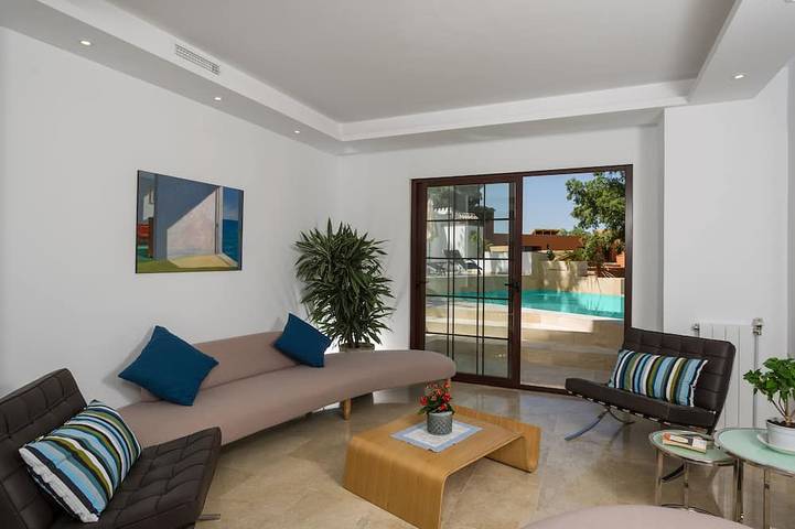 Private heated infinity pool and breathtaking views in Urbanizacion Las Jacarandas, Marbella