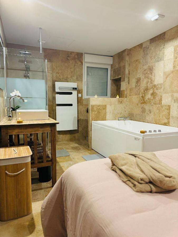 Gîte pour 2 personnes, avec terrasse et jacuzzi à Hem-Hardinval