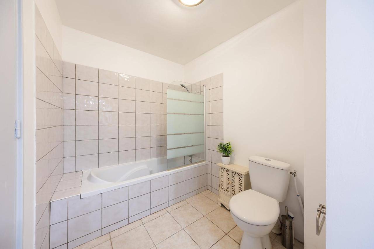 Appartement entier, Two-Bedroom Apartment in Port-de-Bouc, Côte méditerranéenne (France)
