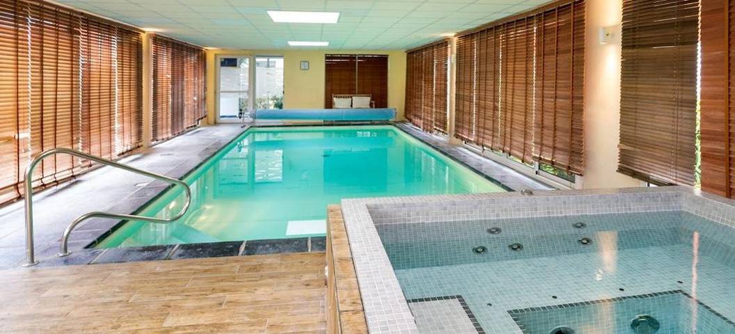 Hotel para 2 personas, con jacuzzi y piscina además de jardín y sauna - 1
