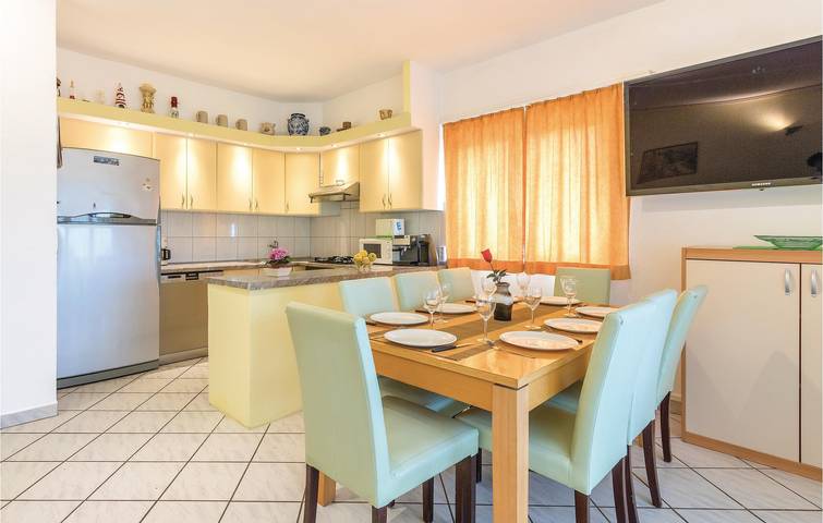 Ganze Ferienwohnung, Gemütliches Apartment mit Meerblick, Terrasse, WLAN und Parkplatz – 1000 m vom Strand entfernt in Stinjan, Pula