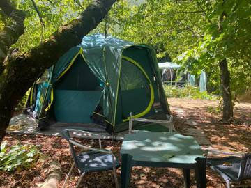 Tente pour 4 personnes, avec vue ainsi que jardin et piscine, animaux acceptés dans les Alpes maritimes