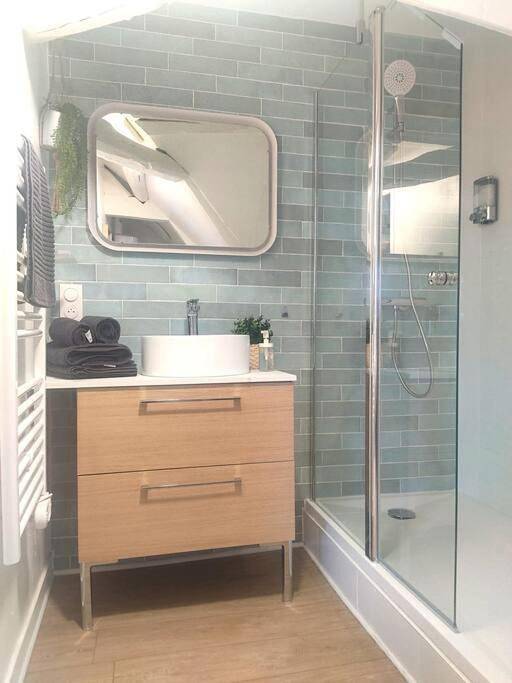Appartement entier, Equidia Compiègne Free Parking Wifi Self Check-in in Venette, Oise