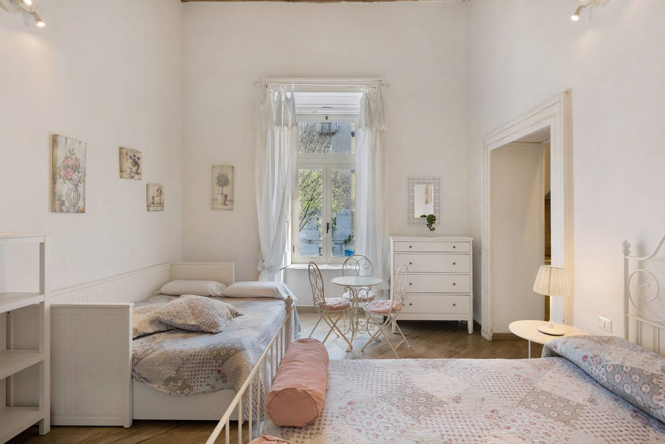 Apartment 'Romantico Vicino Al Duomo' with Wi-Fi and Air Conditioning in Neapel, Neapel provins