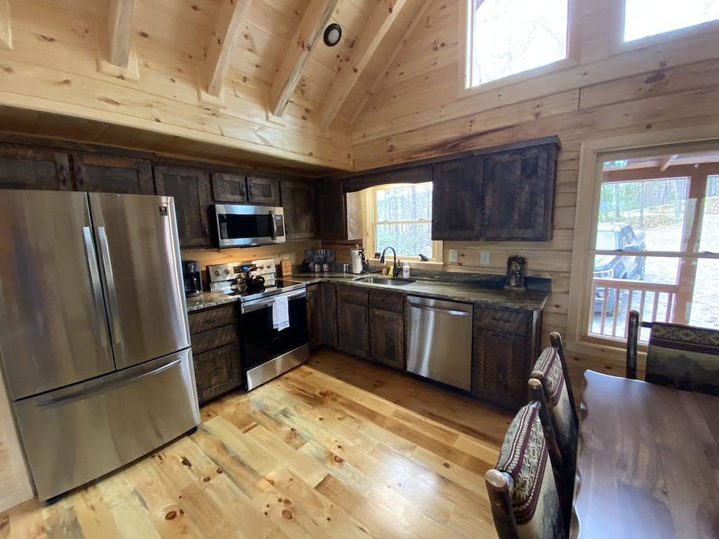Dog friendly, 2/2 w/kings, Mtn view! Fire pit, Wifi, gas logs. Cherry Log Mtn !! in Cherry Log, Chattahoochee National Forest