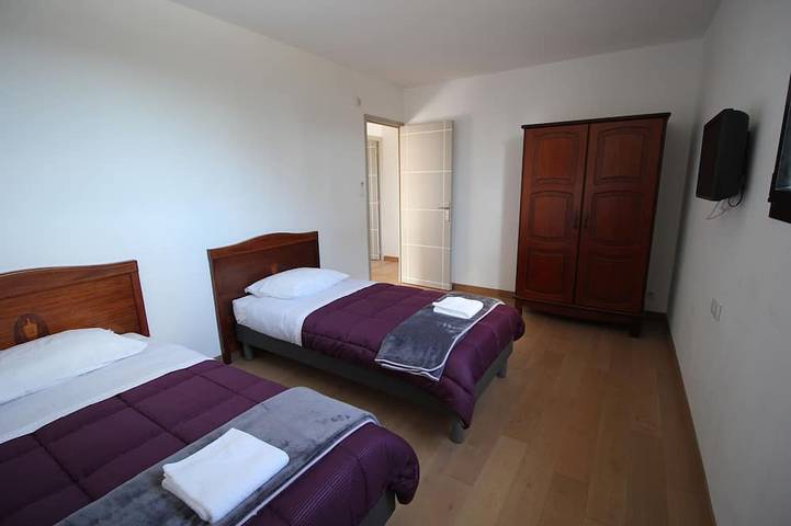 Location de vacances pour 10 personnes, avec terrasse et jardin à Gouesnach - 4