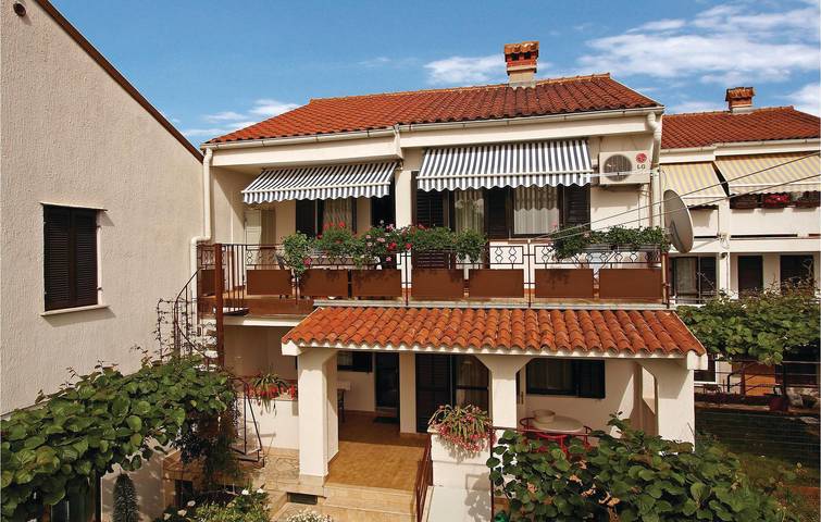 Ganze Ferienwohnung, Urlaub am Meer: Gemütliches Apartment mit einem Schlafzimmer, Terrasse und Parkplatz in Stinjan, Pula