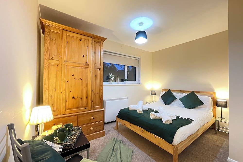 Entire apartment, Heathrow to Windsor 2 Bedroom Apartment - Free Parking & Wifi by Pinewood Studio in Slough, Berkshire