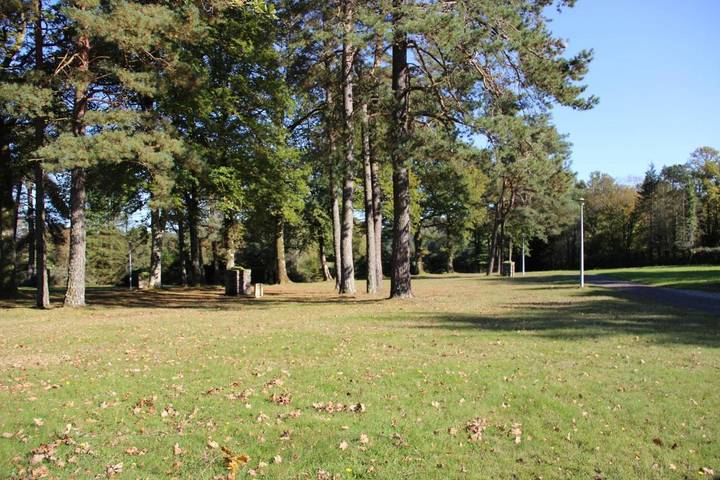 Location de vacances pour 2 personnes, avec terrasse et piscine ainsi que vue et jardin à Bassignac-le-Haut