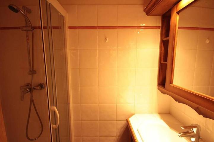 Entire apartment, 100m from ski slopes, Ground floor, swimming pool, balcony, parking, tv, ski locker, 45m² in Villard-sur-Doron, Albertville region
