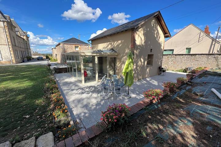 Location de vacances pour 4 personnes, avec piscine et jardin ainsi que jacuzzi et sauna, animaux acceptés à Montmarault