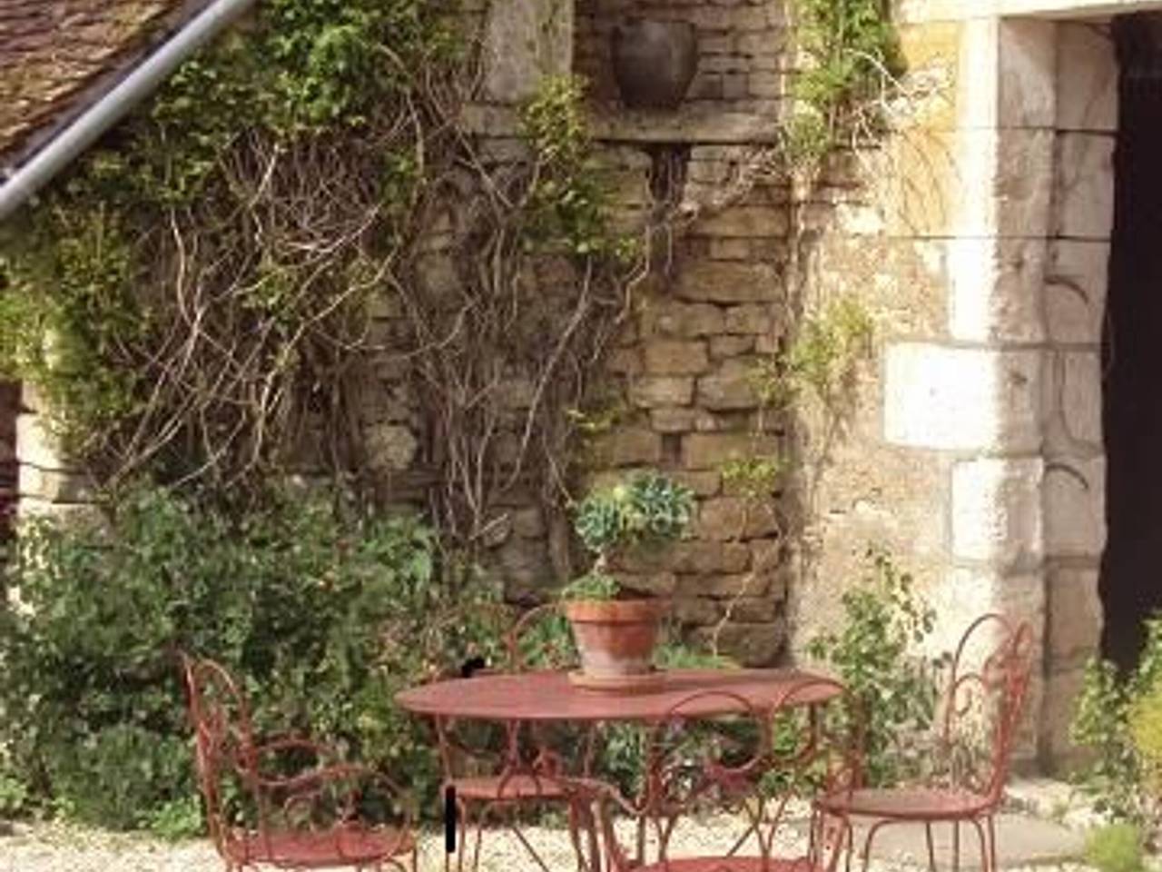 Renovated village house, wood stove, close to shops in Thury, Auxerre region