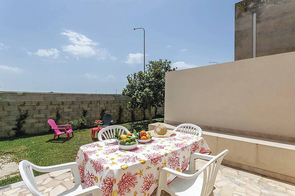 Casa Rosso Corallo, al mare e con ampio giardino in Punta Secca, Santa Croce Camerina