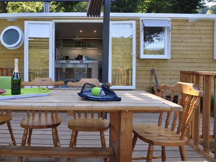 Camping Le Mas des Sédariès - Mobilheim 6 personen - Chalet Komfort Trapper 3 Zimmer, mit Mini-Holzchalet 2/P auf der Terrasse in Villefort, Cevennen