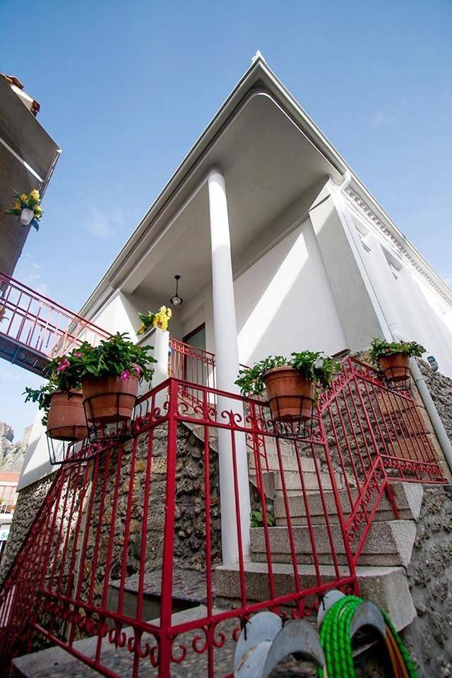 Location de vacances pour 2 personnes, avec terrasse ainsi que vue et jardin dans Kalambáka - 3