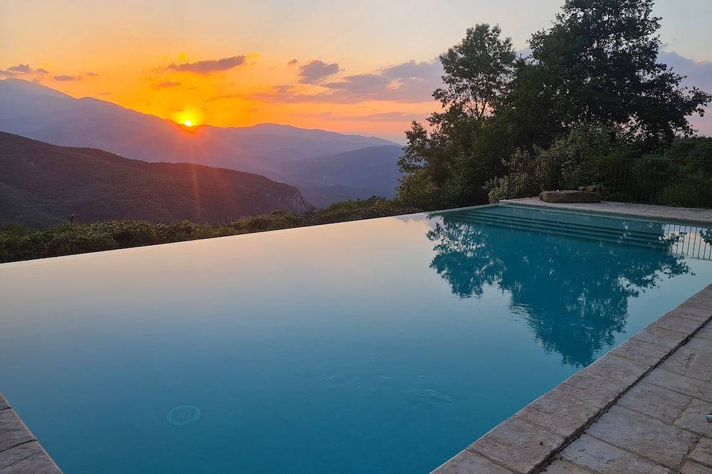 Family villa & retreat w/spring-fed, heated infinity pool on 50 acres near Céret in Céret, Mittelmeerküste (Frankreich)