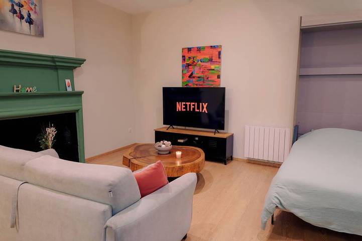 Appartement entier, Cocon élégant • Cour privée • Cœur de Valence in Valence, Région de Valence