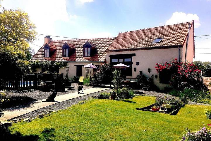 Gîte pour 10 personnes, avec jardin ainsi que terrasse et piscine à Saint-Saturnin (Cher)
