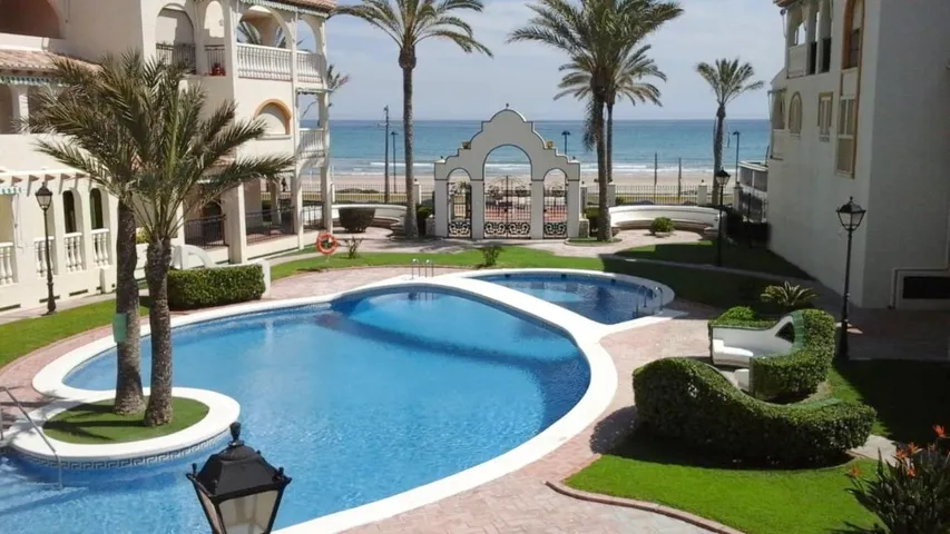 Apartamento de vacaciones para 4 personas, con piscina y piscina para niños además de vistas y jardín - 1