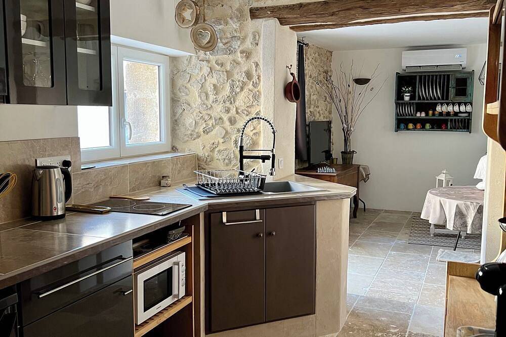 \"Petit Mas\", in the heart of Mérindol, a typical Provencal village at the foot of the Luberon mountains in Mérindol, Parque natural regional del Luberon
