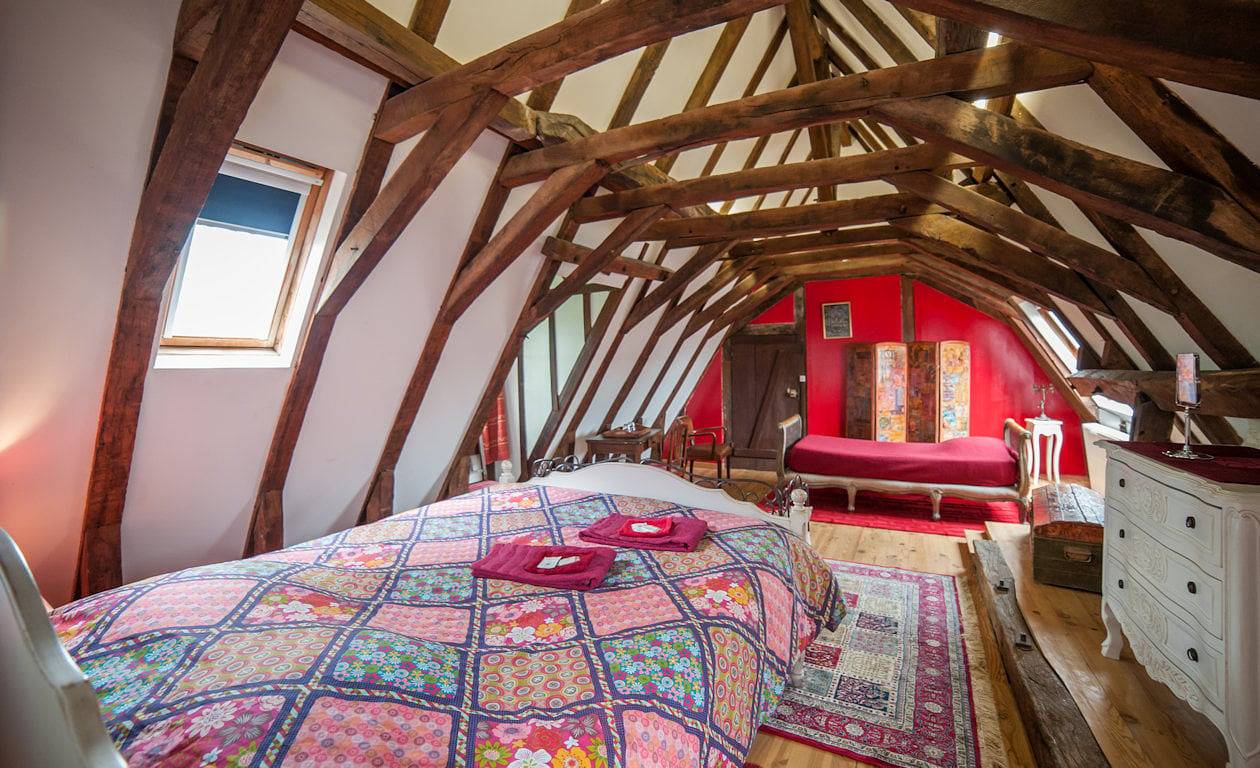 Les Bonnets Rouges - Chambre Grenier Rouge Valparaiso in Bourges, Région de Bourges