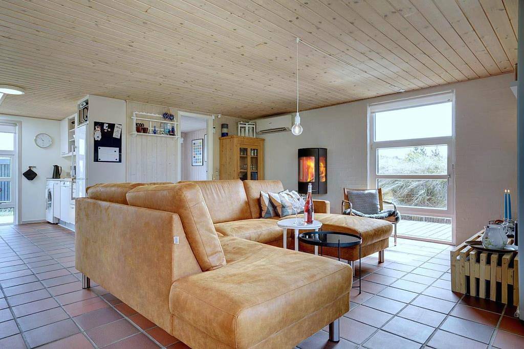 Ferienhaus in Henne Strand mit Sauna, Kamin und überdachter Terrasse in Henne, Filsø See