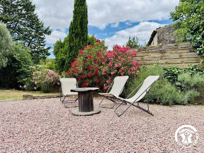 Gîte pour 4 personnes, avec terrasse ainsi que jardin et piscine à Laure-Minervois - 4