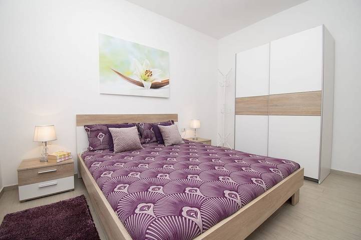 Schöne ganz neue Villa ***** mit beheiztem Schwimmbad, Sommerküche, Wifi, Grill in Stinjan, Pula