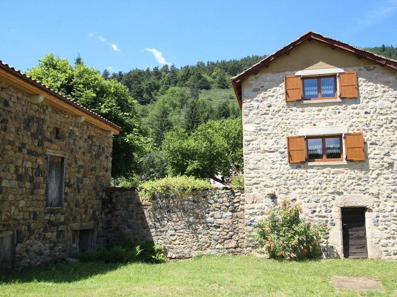Casa de campo pintoresca junto al río Allier con jardín, cerca de actividades al aire libre. in Alleyras, Alto Loira