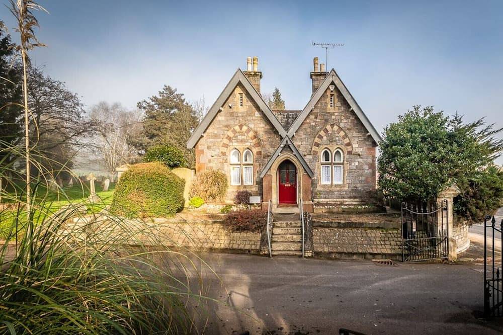 Charming character lodge in cemetery grounds in Exeter, Devon