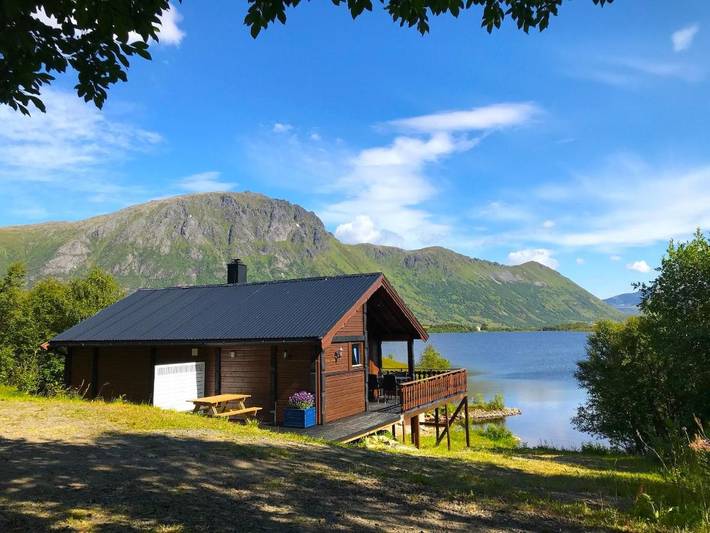 Chalet für 6 Personen, mit Balkon und Terrasse sowie Garten und Seeblick auf den Lofoten