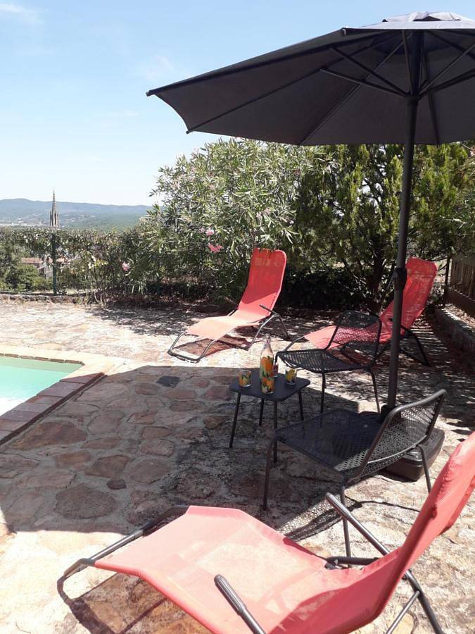 Location de vacances pour 4 personnes, avec vue et jardin ainsi que piscine et terrasse à Banne - 4