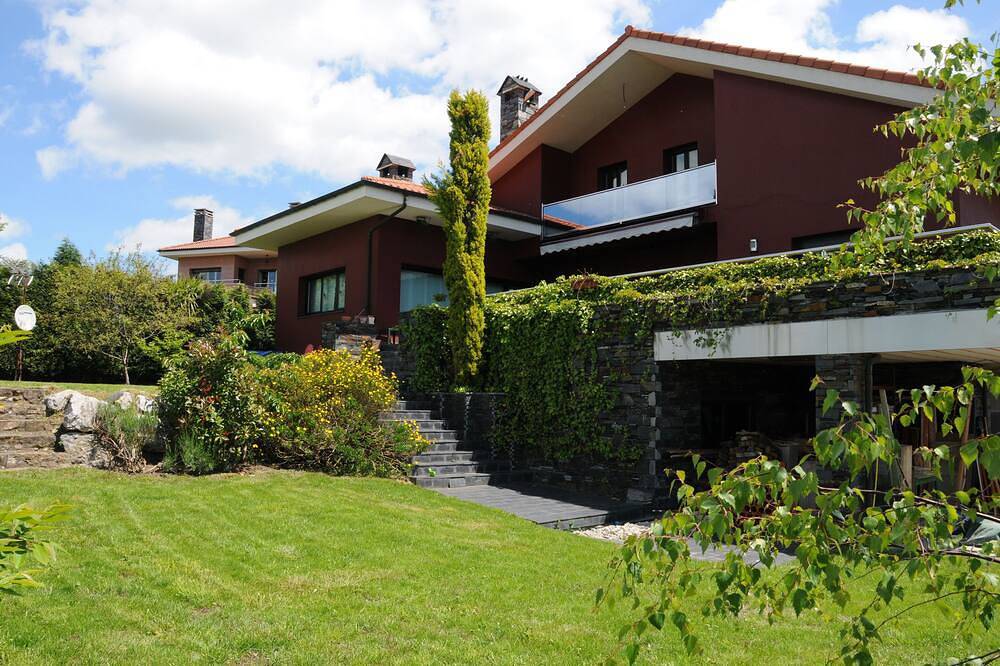 Luxury villa, recreation, and relaxation in Oviedo surrounded by nature in Oviedo, Cordillera Cantábrica