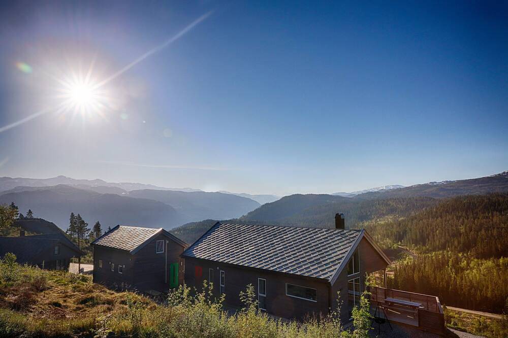 Modern cabin with fantastic view. Great hub for exploring Flåm, Voss, Hardanger in Voss