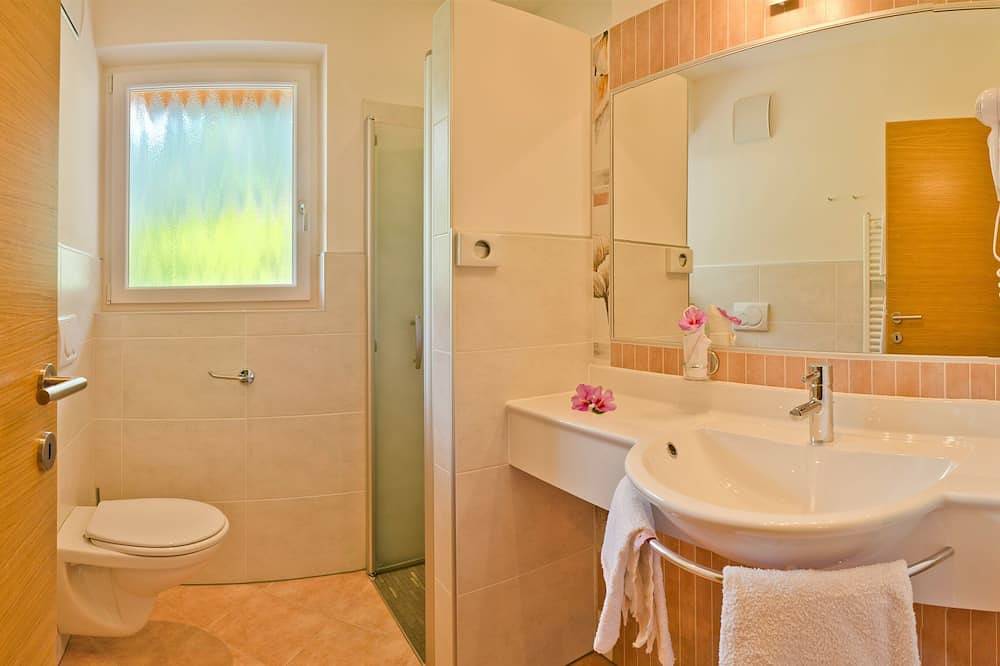 Ganze Wohnung, Sonnige Ferienwohnung mit Sole- Außenpool am Algunder Waalweg in Oberplars, Algund