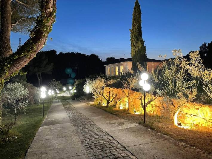 Location de vacances pour 10 personnes, avec terrasse ainsi que piscine et jacuzzi à La Fare-les-Oliviers - 3