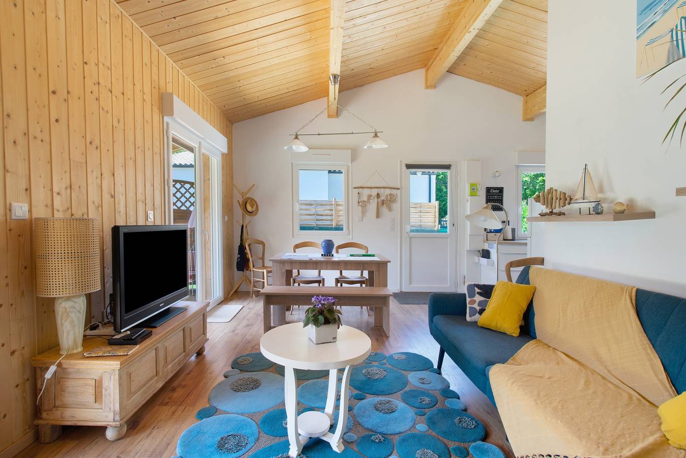 Maison de vacances en bois à la campagne avec terrasse privée, Wi-Fi et climatisation in Corme-Royal, Région de Saintes