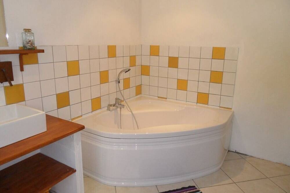 Villa with swimming pool for 8 people, between Uzès and Pont du Gard in Saint-Siffret, Nimes en omgeving