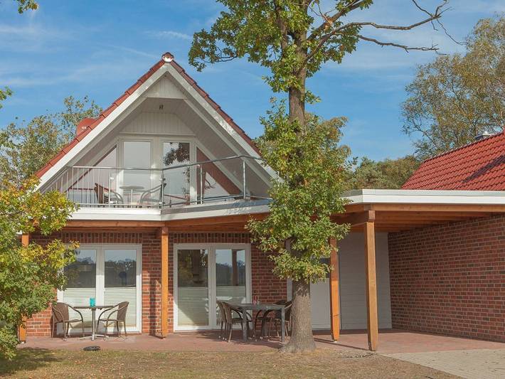 Ferienhaus für 6 Personen, mit Balkon und Terrasse sowie Garten und Seeblick in Wiefelstede
