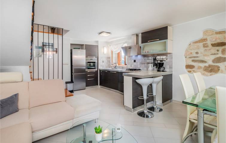 Appartement confortable avec vue sur la mer, terrasse, Wi-Fi et parking près du FKK Kandarola in Gradsko Kupaliste (Rab town), Ville de Rab