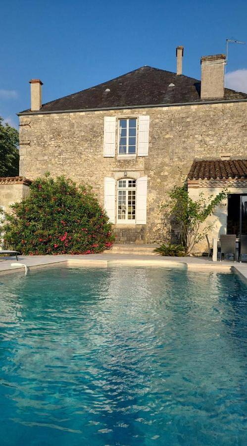 Location de vacances pour 14 personnes, avec piscine ainsi que vue et terrasse à Vianne - 2