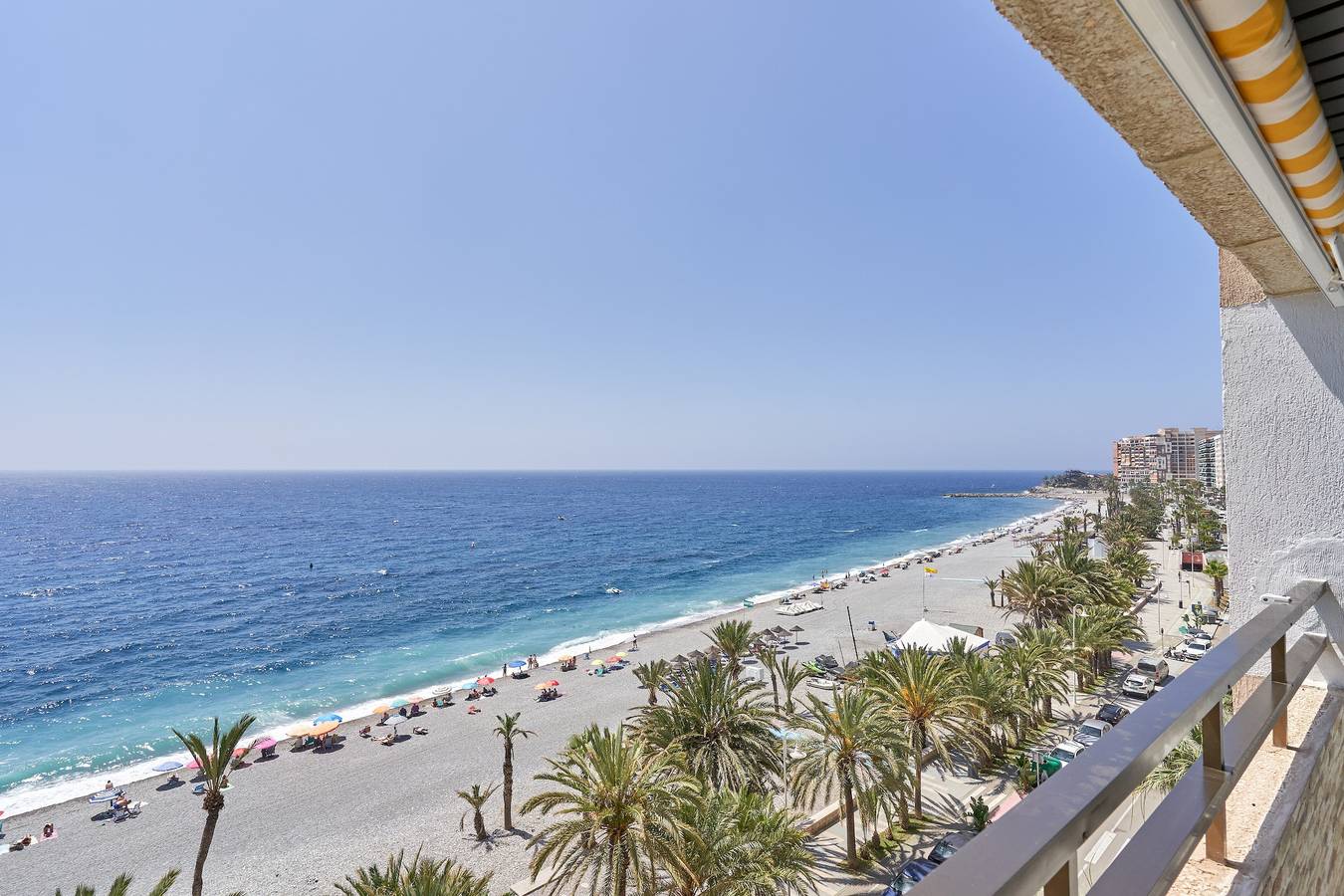 Apartamento entero, Apartamento 'El Rompeolas' con vistas al mar y Wi-Fi in Los Pinos (Almuñecar), Almuñecar