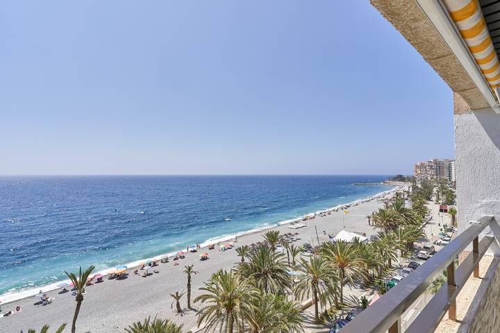Apartamento entero, Apartamento 'El Rompeolas' con vistas al mar y Wi-Fi in Los Pinos (Almuñecar), Almuñecar