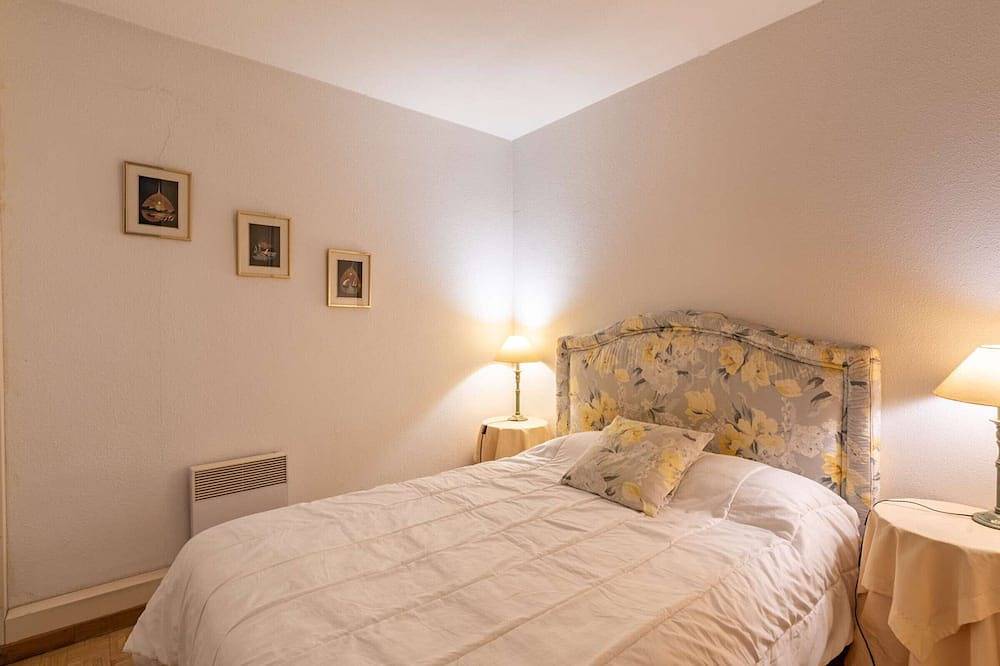 Entire apartment, Rustic Seafront Apartment in Hendaye with Balcony in Hendaye, Bayonne region