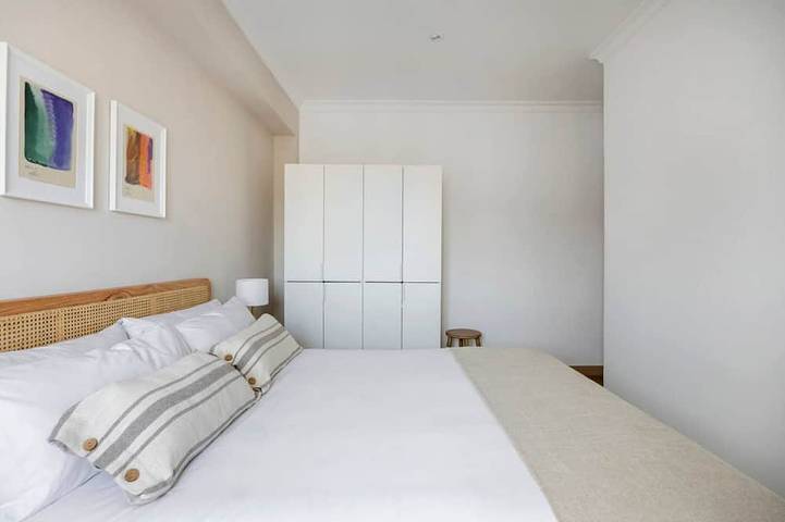 Appartement entier, Amazing and bright 3-bedroom home, nestled in the charming town of Cornellà de Llobregat, just a short 20-minute journey from the vibrant city of Barcelona. in Cornellà de Llobregat, Baix Llobregat