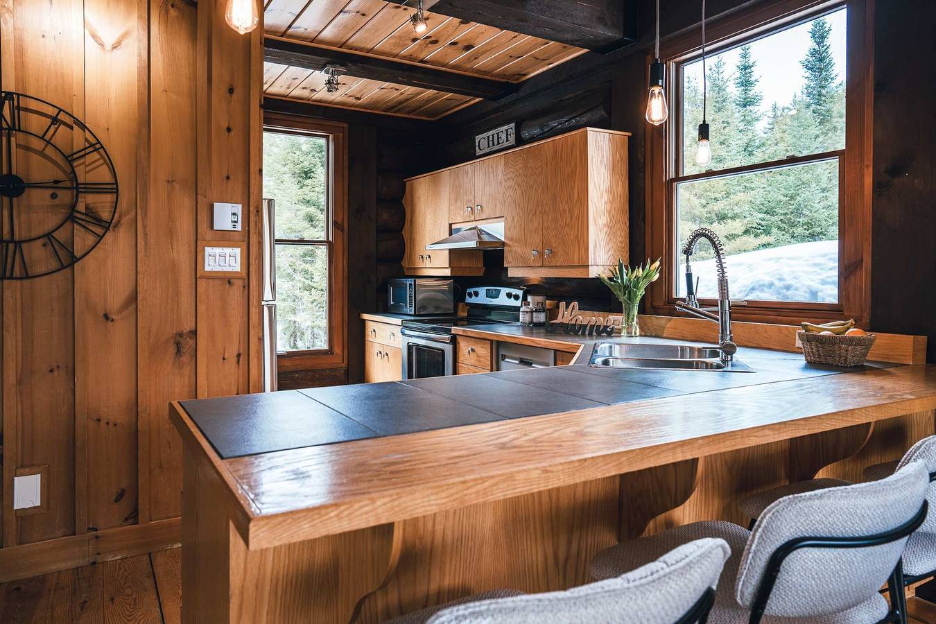 Family escape w private hot tub Citq  301945 in Lac-Supérieur, Quebec