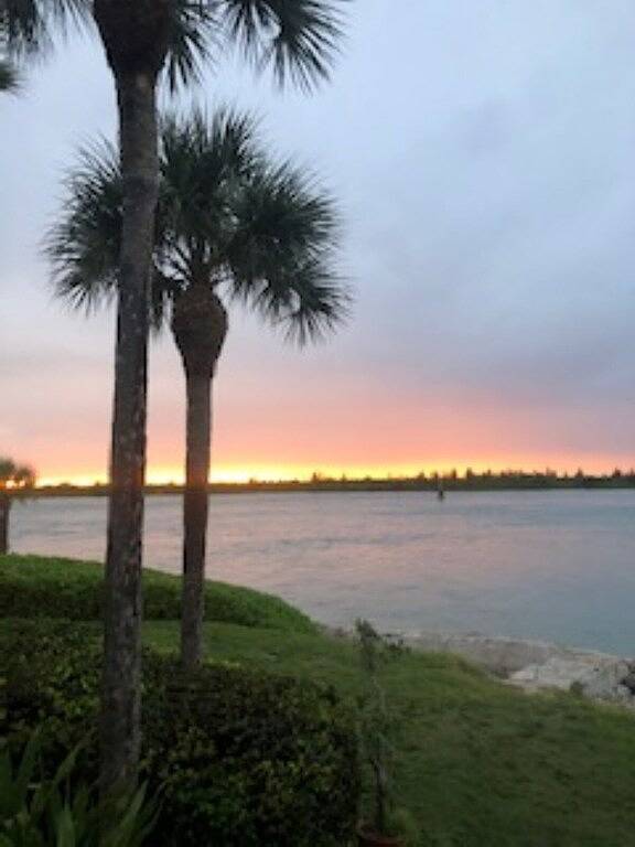 Ganze Wohnung, Flirt with the Flamingos in Beach Bliss ~Just Steps to the Sand and Ocean in Fort Pierce, Hutchinson Island