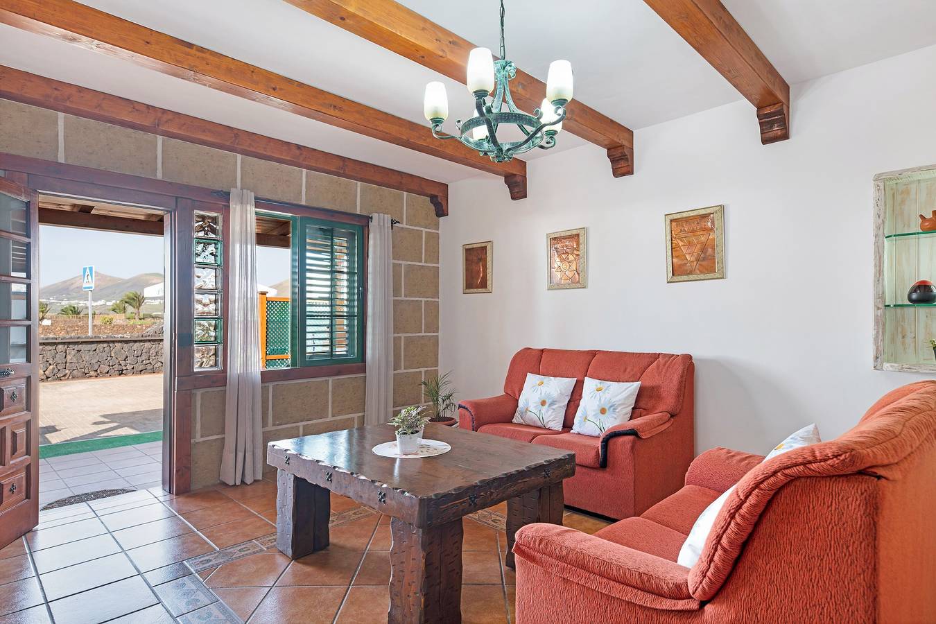 Vacation Home "La Casona" with Private Terraces, Shared Pool & Wi-Fi in Tías, Lanzarote