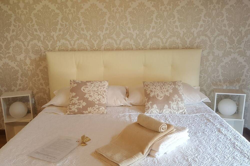 Double Room Shared Bathroom In Donizetti Attic in Bergamo, Bergamo Provinsen